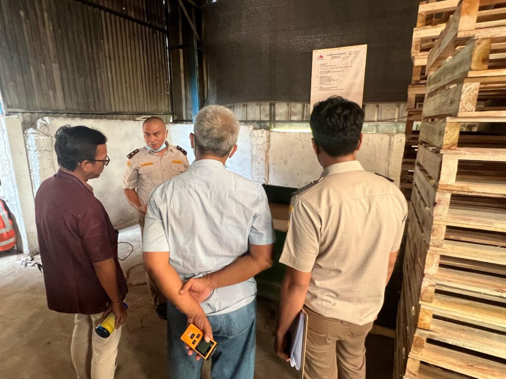 Tim audit melakukan briefing dan pemeriksaan bahan perendaman kayu sebelum pengiriman ekspor sesuai standar ISPM 15 | sertifikasi kemasan kayu ISPM 15